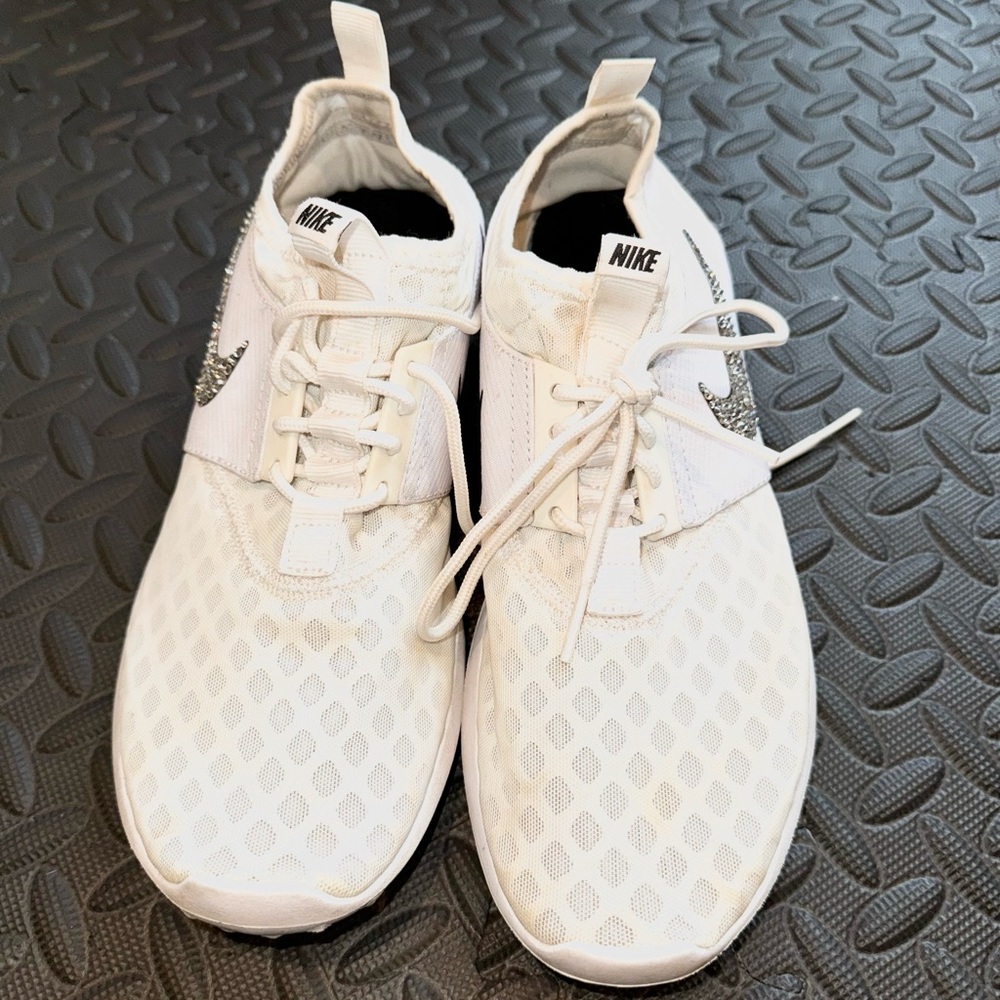 White tennis shoes
